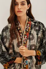 Kimono de viscosa con diseño estampado de círculos y efecto tie-dye, con bordes frontales decorados con aplicaciones bordadas y pedrería multicolor.