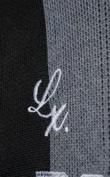Sweater de punto con diseño a rayas verticales en negro y gris, cuello redondo y mangas largas. Presenta un estampado gráfico frontal con estilo deportivo retro que incluye el texto 'Ravers' y el número '90'. Cuenta con terminaciones en punto rib en cuello, puños y ruedo.