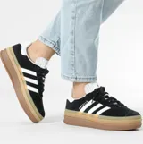 Championes Adidas Gazelle Bold W color negro, con las tres franjas características en blanco, diseño de plataforma alta en tonos tostados y suela de goma.