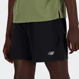 Short deportivo New Balance de 5 pulgadas, color negro, confeccionado en tejido técnico elástico con tecnología NB DRY. Posee forro interno, cintura con cordón ajustable, bolsillos laterales y un bolsillo trasero con cierre.