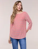 Blusa marinera de manga 3/4 en tejido de punto acanalado con patrón de rayas horizontales en color salmón y blanco, escote bote y ruedo curvo.