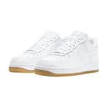 Championes Nike Air Force 1 Low de diseño clásico, color blanco con suela de goma color caramelo.