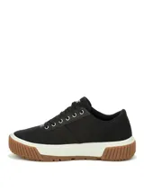 Sneakers Caterpillar modelo Amp Canvas, de color negro con suela de plataforma blanca y base de goma marrón. Capellada de lona con detalles de poliuretano, cordones negros y ojalillos metálicos. Presenta la inscripción de la marca en la lengüeta y en el lateral del talón.