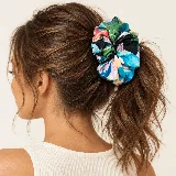 Colita de pelo estampada con diseño fruncido, ideal para recoger el cabello o usar como accesorio en la muñeca.