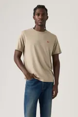 Remera Levi's de manga corta en color kaki, con cuello redondo y pequeño logo rojo bordado en el pecho.