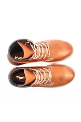 Borcego de cuero color marrón con cuello acolchado en contraste color negro, cordones al tono y suela de goma dentada.