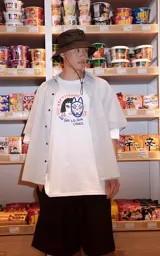 Remera oversize de manga corta y cuello redondo, en color blanco, con estampado frontal alusivo a Kitsune y la frase "No soy lo que creés".