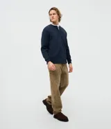Suéter masculino de tejido texturizado color azul marino, con cuello henley abotonado y mangas largas. Cuenta con un interior forrado en sherpa para mayor abrigo.