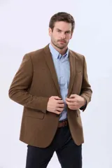 Saco sport de lana en color gris oscuro, con diseño clásico de solapa tradicional, cierre frontal de dos botones y bolsillos laterales con solapa.