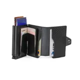 Billetera minimalista negra con patrón de fibra de carbono y mecanismo de expulsión de tarjetas.