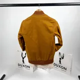 Bomber de gabardina color terracota con puños a tono y cierre frontal.