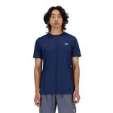 Remera deportiva de hombre New Balance modelo Run Tecnica, color azul marino, de manga corta y cuello redondo, con el logo reflectante de la marca en el pecho.