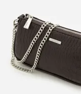 Cartera baguette pequeña Satinato de poliuretano color marrón con textura croco, cierre superior y correa de cadena metálica plateada.