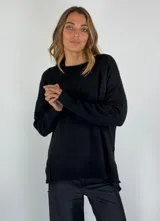 Sweater negro de viscosa, poliéster, lana y spandex, de corte holgado y mangas largas.