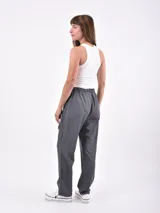 Pantalón de vestir negro, de corte recto, con cintura elástica ajustable con cordón y bolsillos laterales.