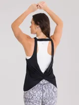 Musculosa deportiva negra con espalda rebajada y cuello redondo, confeccionada en tejido de secado rápido con calce regular.