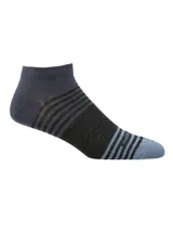 Medias cortas de corte bajo con diseño de rayas horizontales en tonos gris oscuro y azul. Presentan puntera y talón reforzados en color azul.