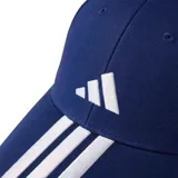 Gorra deportiva Adidas de seis paneles, color azul marino con las tres tiras características en color blanco sobre la visera y logo bordado en el frente.