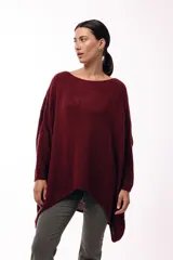 Sweater de punto con silueta amplia y relajada, cuello redondo y mangas largas con puños ajustados. Presenta un diseño de caída fluida y tejido suave.