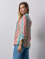 Blusa de gasa estampada multicolor, marca Ruby Rd. Tiene cuello a la base, escote en V, abertura central con botones y plisados en la parte delantera. Las mangas son 3/4 y tienen un largo regulable con presilla y botón.
