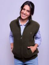 Chaleco de lana color crudo, con cierre frontal completo, cuello alto y bolsillos laterales. Presenta un diseño tejido con textura acanalada.