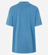 Remera celeste de algodón con cuello redondo y mangas cortas. Estampa frontal con lettering en francés.