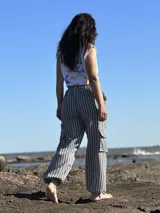 Pantalón de tela rayada rosa y blanco, de corte amplio y cintura elastizada.