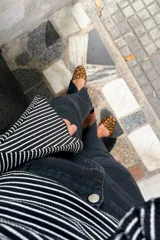 Remera de manga larga con diseño oxford, confeccionada en algodón con estampado de rayas horizontales finas. Presenta un corte ajustado al cuerpo y mangas acampanadas en los puños.