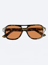 Lentes de sol con montura de acetato estilo carey y diseño rectangular tipo aviador con doble puente. Poseen lentes semitransparentes en tono ámbar.