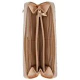 Billetera Guess modelo Amorette, color beige de cuero sintético con cierre perimetral y tira de muñeca. Cuenta con el logotipo de la marca en letras metálicas doradas en el frente.