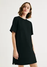 Vestido corto marrón de corte recto, con cuello redondo y mangas cortas.