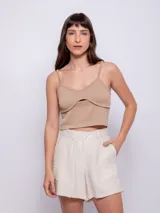 Short color crudo de tiro alto y corte holgado, con cuatro bolsillos, cierre frontal y elástico en la pretina trasera.