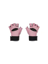 Guantes de entrenamiento Under Armour para mujer, diseñados para levantamiento de pesas. Presentan un diseño sin dedos en color rosado con detalles en negro, palma de cuero para mayor agarre y protección, y muñequera elástica ajustable con cierre de velcro para mayor soporte.