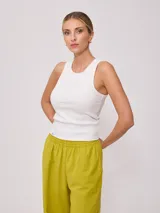 Musculosa de tejido rib, color blanco, con cuello redondo y diseño ajustado al cuerpo.