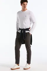 Remera de manga larga color blanco, con cuello redondo y un pequeño logo bordado de pingüino en el pecho.