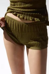 Shorts semitransparentes de tejido de punto fino, con tiro medio y cintura elástica. Presenta un diseño con textura y frunces.