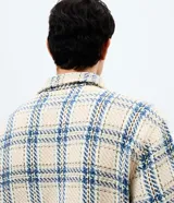 Campera Marfinno masculina confeccionada en tweed de algodón con diseño a cuadros jacquard, cuello con solapa, mangas largas y bolsillos delanteros.