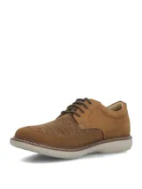 Zapato Hush Puppies modelo Bangu de estilo casual, confeccionado en cuero marrón con paneles de tejido tipo malla en la capellada para mayor ventilación, cordones tono sobre tono y suela de EVA en color gris claro.