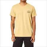 Remera Katin de manga corta, color amarillo, con pequeño estampado gráfico en el pecho y diseño clásico.