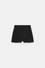 Shorts de tiro alto color negro con pliegues en la parte delantera y cierre frontal.