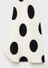 Vestido largo color crema con estampado de lunares negros, de corte ajustado, cuello redondo y mangas largas acampanadas.
