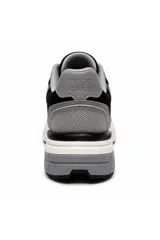 Zapatilla urbana York con diseño chunky, combinada en tonos beige, tostado y detalles en negro y gris. Confeccionada con paneles de malla transpirable y superposiciones sintéticas, cuenta con suela gruesa amortiguada y cordones tono sobre tono.