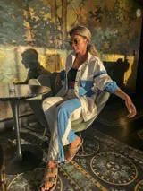 Camisa de manga larga con bloques de color en jean celeste y gabardina color crema.