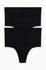 Pack de dos bombachas tipo colaless de tiro alto con efecto moldeador de vientre plano. Confeccionadas con un diseño de costuras mínimas para mayor comodidad y refuerzo interior.