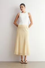 Falda midi evasé de color amarillo maíz con estampado de cuadros vichy.