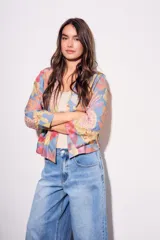 Kimono con estampado floral multicolor, mangas 3/4 y bolsillos laterales.