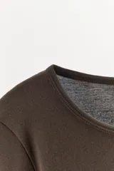 Camiseta marrón de algodón, de corte ajustado, cuello redondo y manga larga.