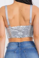 Top tipo corset plateado con acabado brillante, escote corazón y breteles anchos.