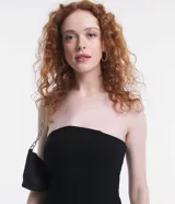 Vestido corto negro de bengalina sin breteles, con cierre lateral invisible y bolsillo cargo.