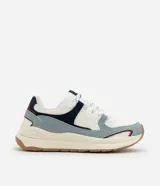 Championes estilo jogging con diseño de recortes contrastantes en tonos blanco, azul y gris. Presenta una parte superior de mesh respirable con sobreposiciones de poliuretano, forro suave y suela robusta de color crema con base marrón.